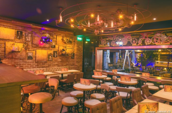 Desain cafe dengan suasana baroque, ornamen klasik dan warna-warna cerah